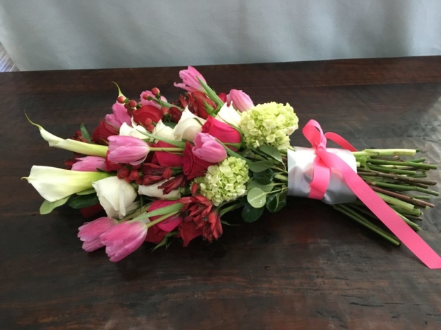 Elegant Valentine's Day flower bouquet, wrapped bouquet, hand-tie bouquet